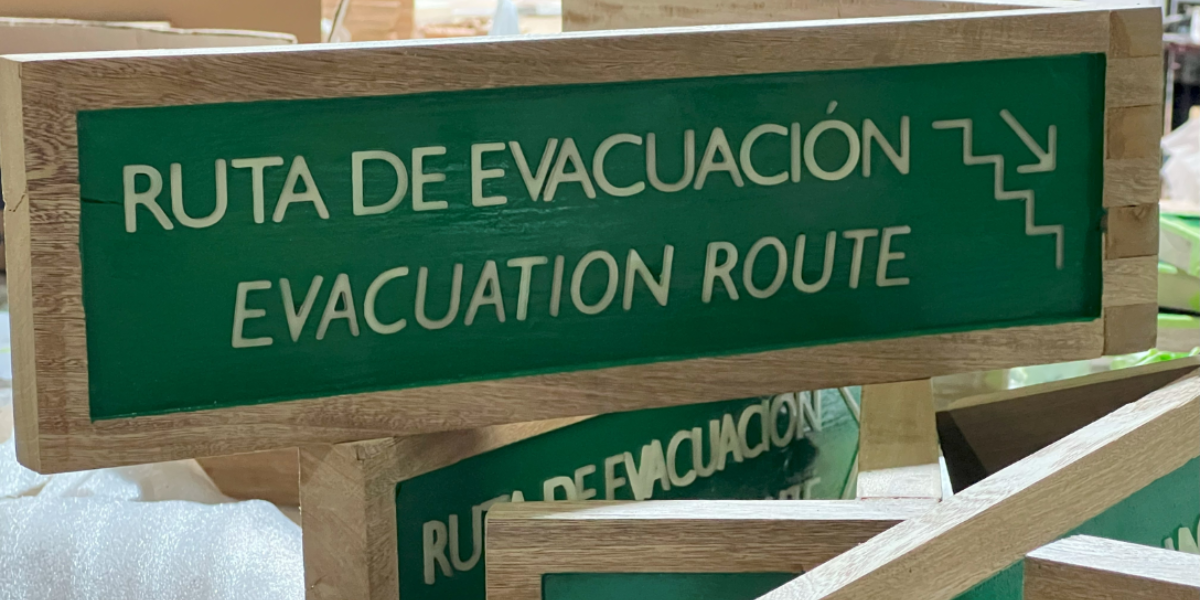 acabado final señalización grabada en madera