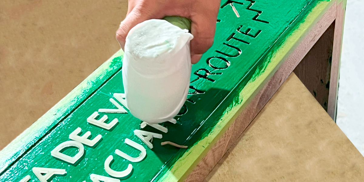 relleno de letras señalización en madera