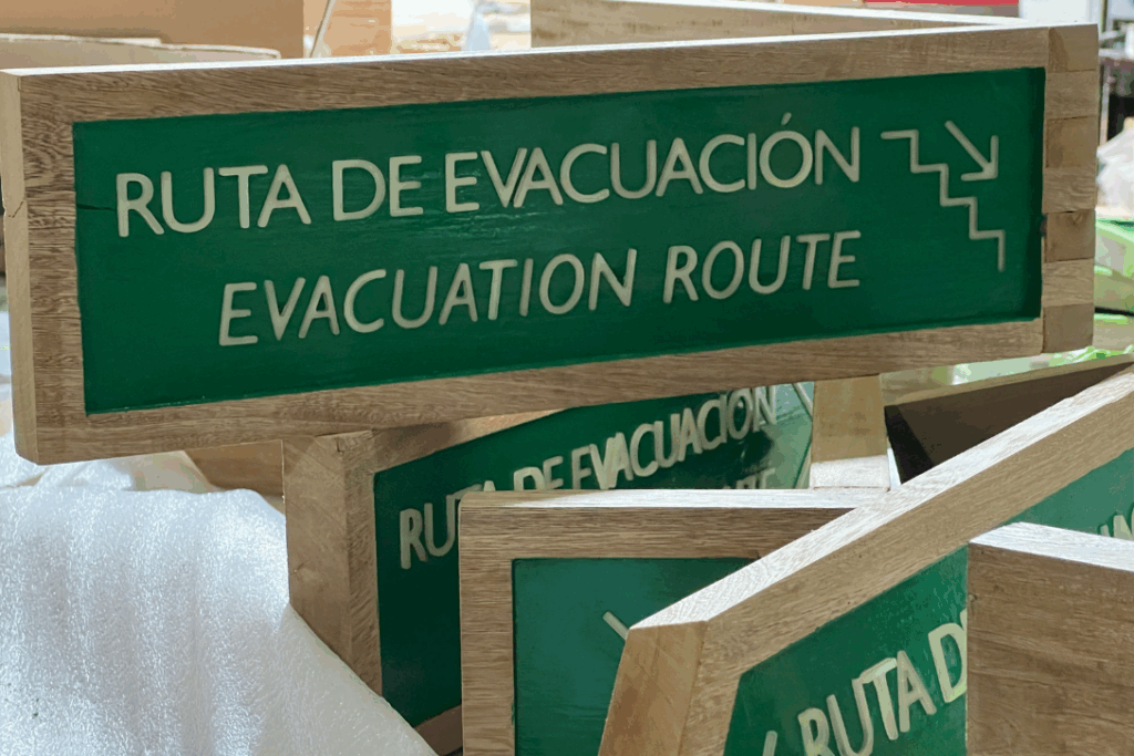 señalización grabada en madera