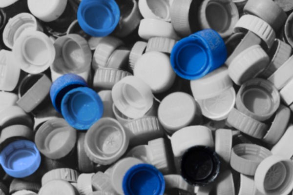 Tapitas de plástico en tonos grises y azules utilizadas en proyectos de señalética circular de Sign Factory