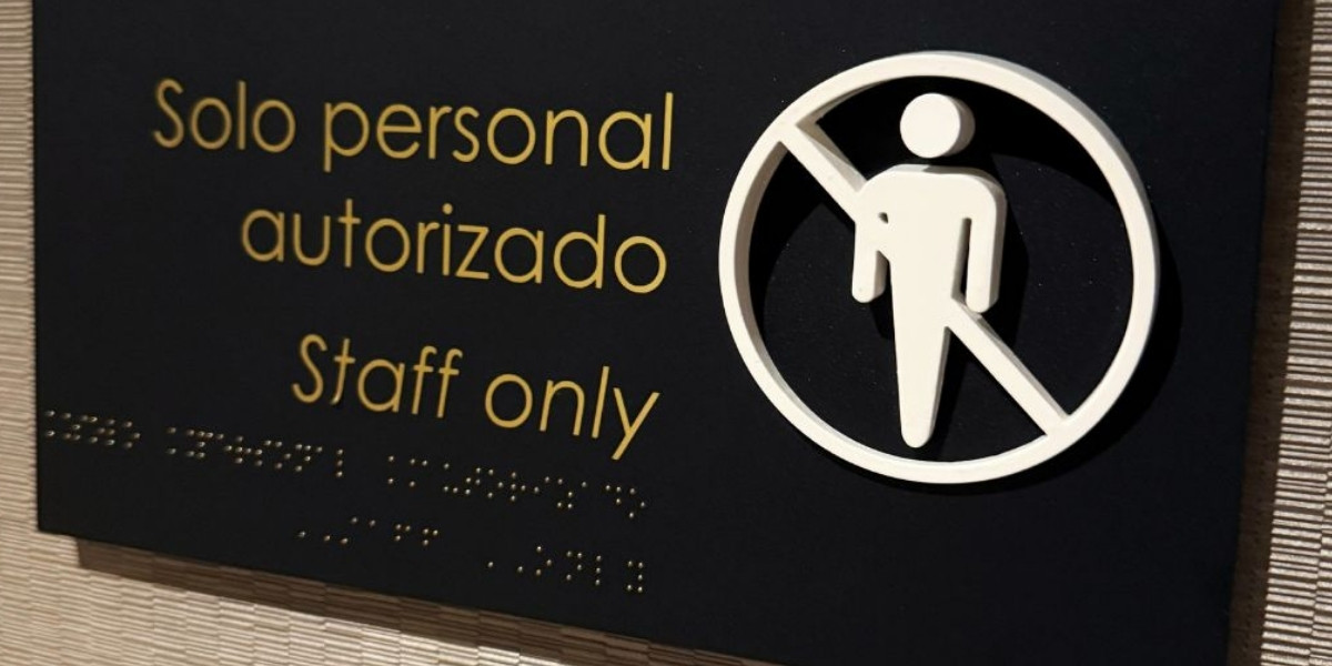 Señalética inclusiva para hoteles elaborada por Sign Factory