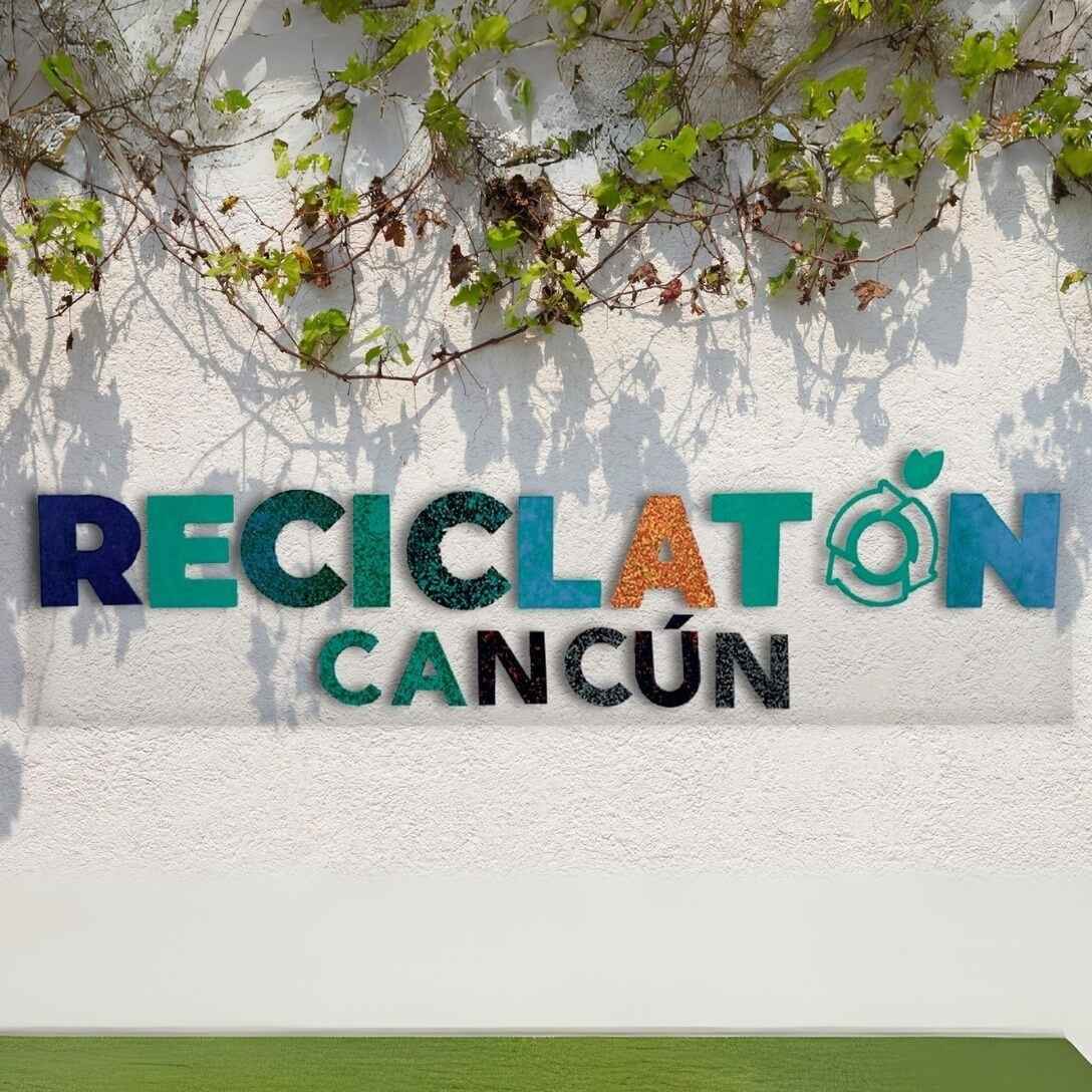 Señalética circular elaborada con materiales reciclados en iniciativas de economía circular aplicada a la señalética