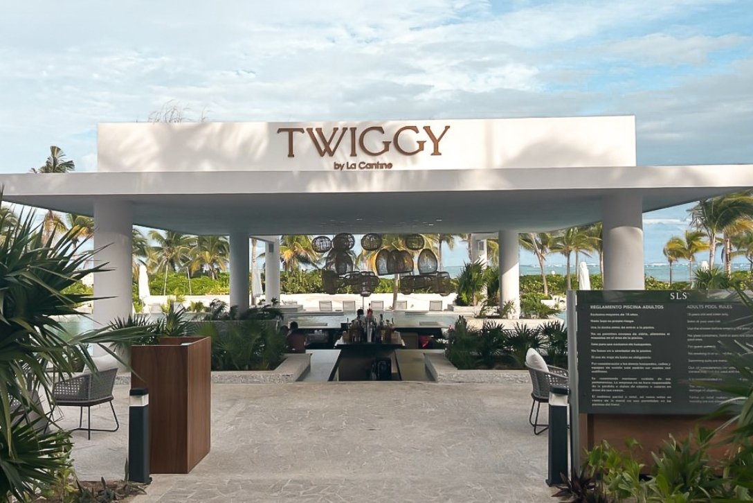 Señalización para negocios creada por Sign Factory para Twiggy by La Cantine, con diseño arquitectónico y materiales de alta calidad.