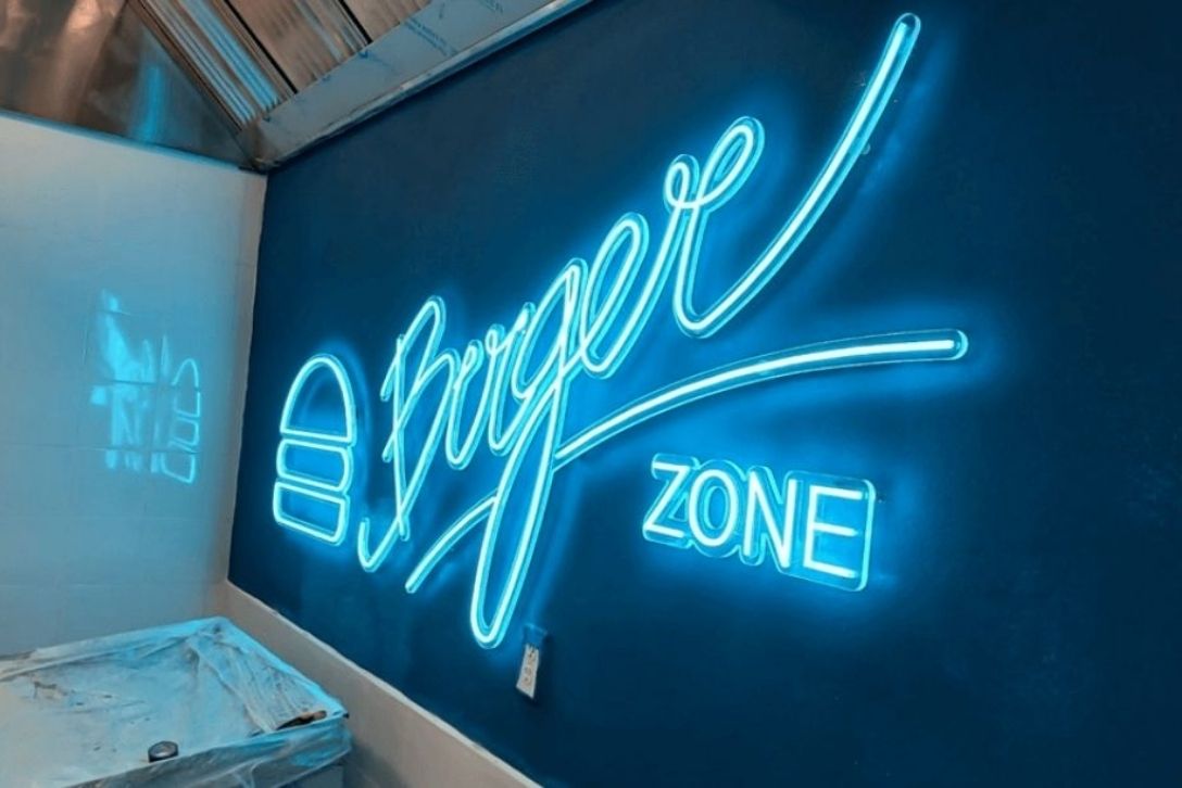 Letrero con el diseño 3D en la señalética iluminado con luz LED, fabricado por Sign Factory.