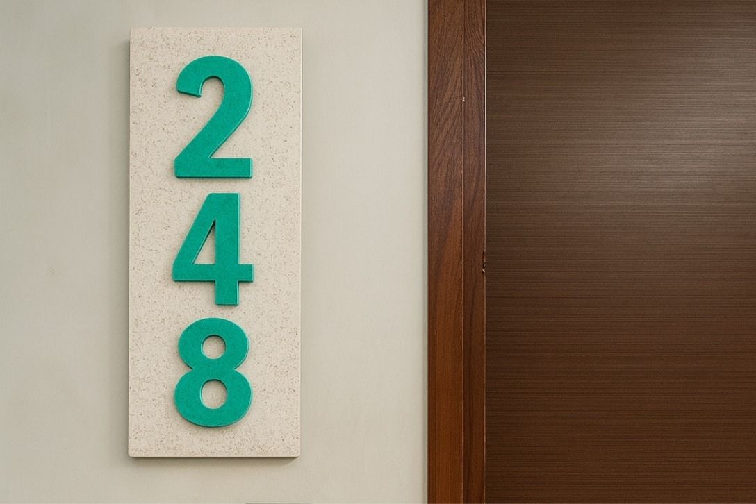 Señalética circular para hoteles: número de habitación con materiales reciclados