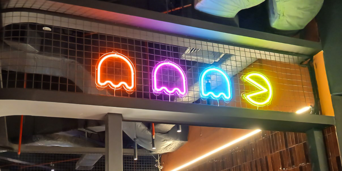 Iluminación para letreros con neón LED flexible RGB en colores naranja rosa azul y amarillo instalado en restaurante temático