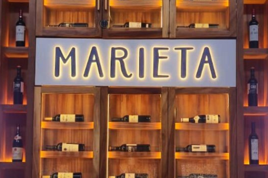 Letrero minimalista restaurante Marieta con tipografía limpia retroiluminada LED diseño contemporáneo
