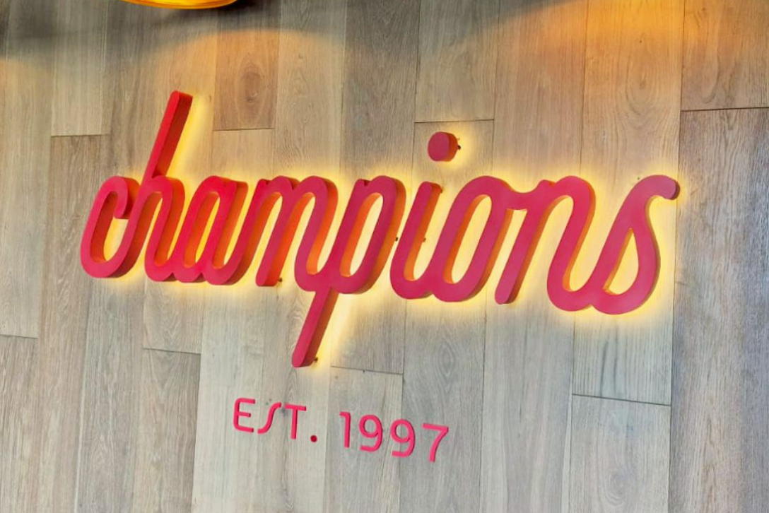 letrero-retroiluminado-efecto-halo-led-champions-restaurante